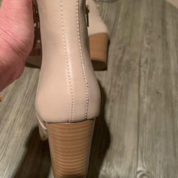 Jessica Cline- 3” Heel Bootie w/ Side Zip, New Cream Vegan Leather 6.5 - Picture 7 of 9